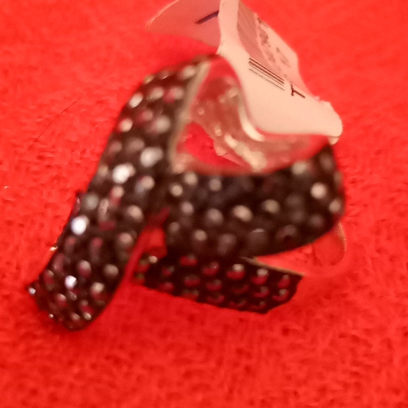 Silver and 🖤 bow chunky ring - Picture 3 of 4